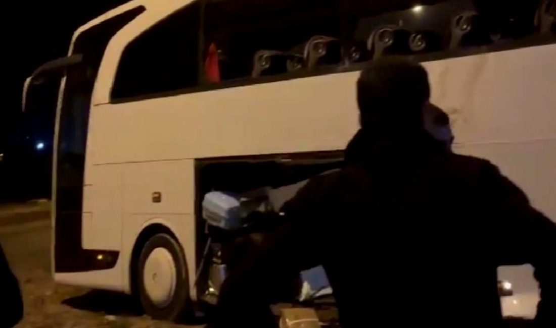 Bandırma’da Yolcu Otobüsü ile Kamyon Çarpıştı Bandırma'da meydana gelen kazada bir yolcu otobüsü ile kamyon çarpıştı.