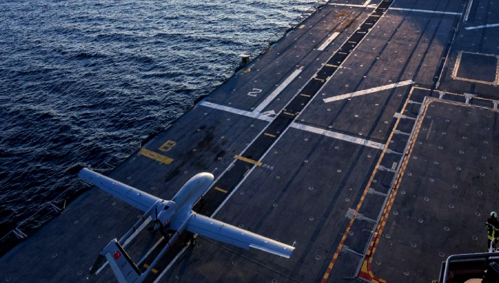 Bayraktar TB3, kısa pistli gemiden gerçekleştirdiği ilk uçuş ve inişle