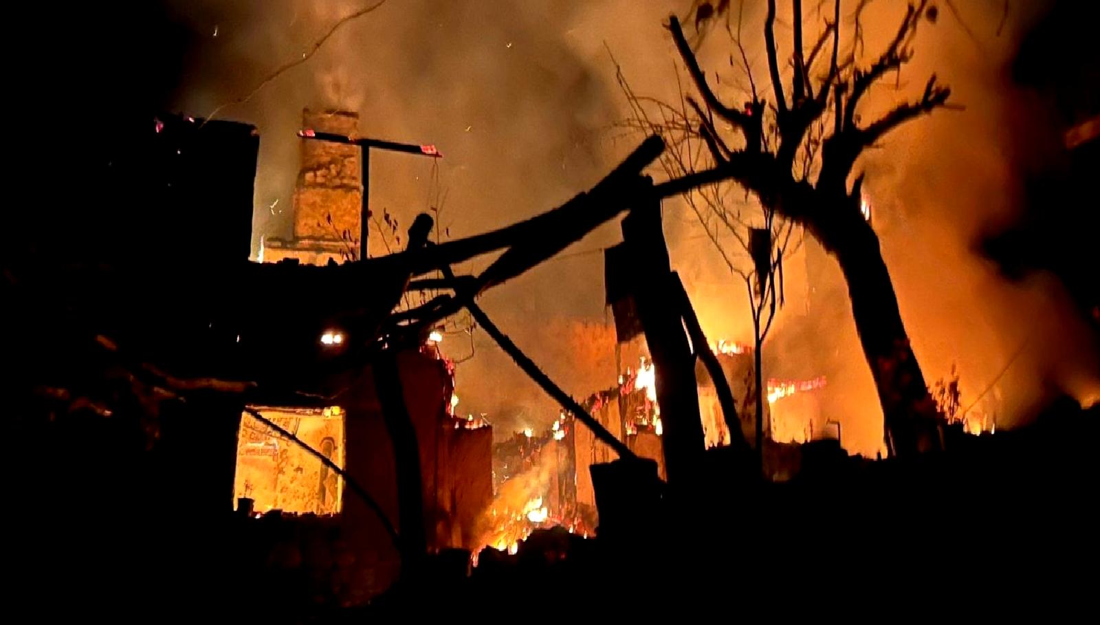 Bilecik'in Harmanköy beldesinde meydana gelen yangında bir ev alev alev