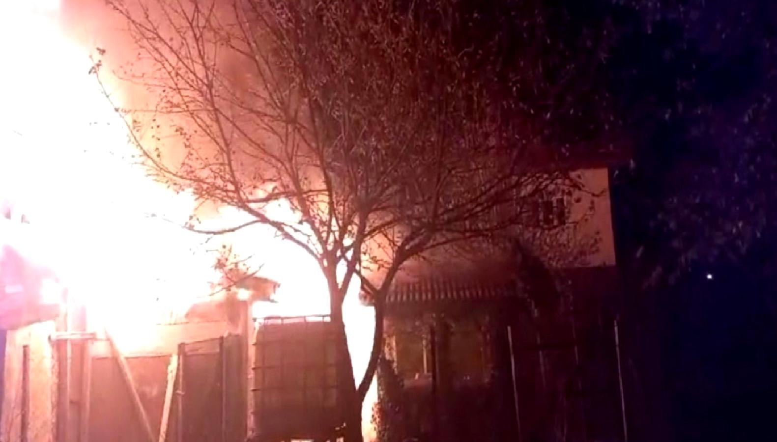 Bolu'da bir odunlukta çıkan yangın, itfaiye ekiplerinin hızlı müdahalesi ile