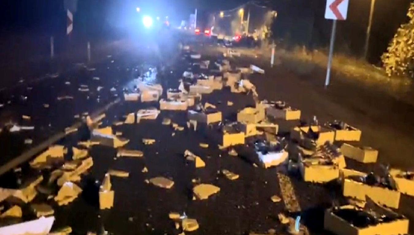 Budakdüzü'nde meydana gelen tır kazasında yola dökülen balıklar için temizlik