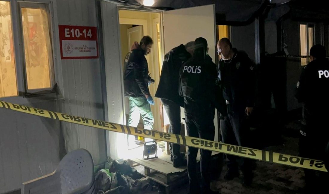 Bulgurlu Mahallesi’nde Silahlı Kavga: Baba ve Oğul Arasında Tartışma Bulgurlu Mahallesi'nde meydana gelen silahlı kavga, baba ve oğul arasındaki