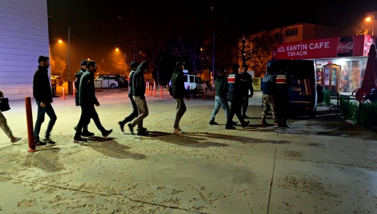 Bursa'da düzensiz göçmenlere yönelik gerçekleştirilen operasyonlar, güvenlik güçlerinin artan önlemleriyle