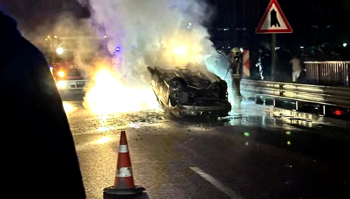 Çankırı Bulvarı'nda meydana gelen kazada takla atan araçta yangın çıktı.