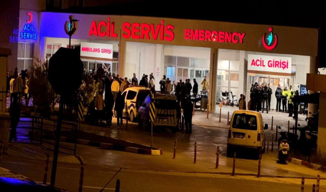 Çeşme’de Kız Meselesi Yüzünden Silahlı Kavga: 3 Ölü, 1 Yaralı Çeşme'de yaşanan bir kız meselesi yüzünden çıkan silahlı kavgada 3