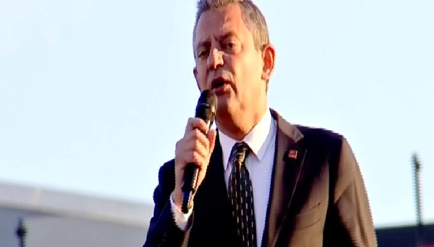 CHP Genel Başkanı Özgür Özel, Esenyurt'ta gerçekleştirdiği halk buluşmasında, vatandaşlarla