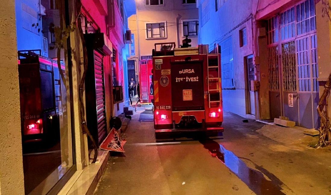 Davutkadı Mahallesi’nde Tekstil İş Yerinde Çatı Yangını Davutkadı Mahallesi'nde bir tekstil iş yerinde meydana gelen çatı yangını,