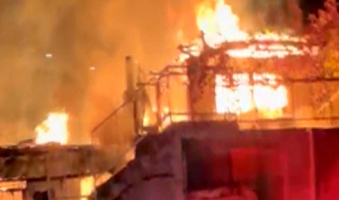 Dere Mahallesi'nde meydana gelen yangın, bir evi kullanılamaz hale getirdi.