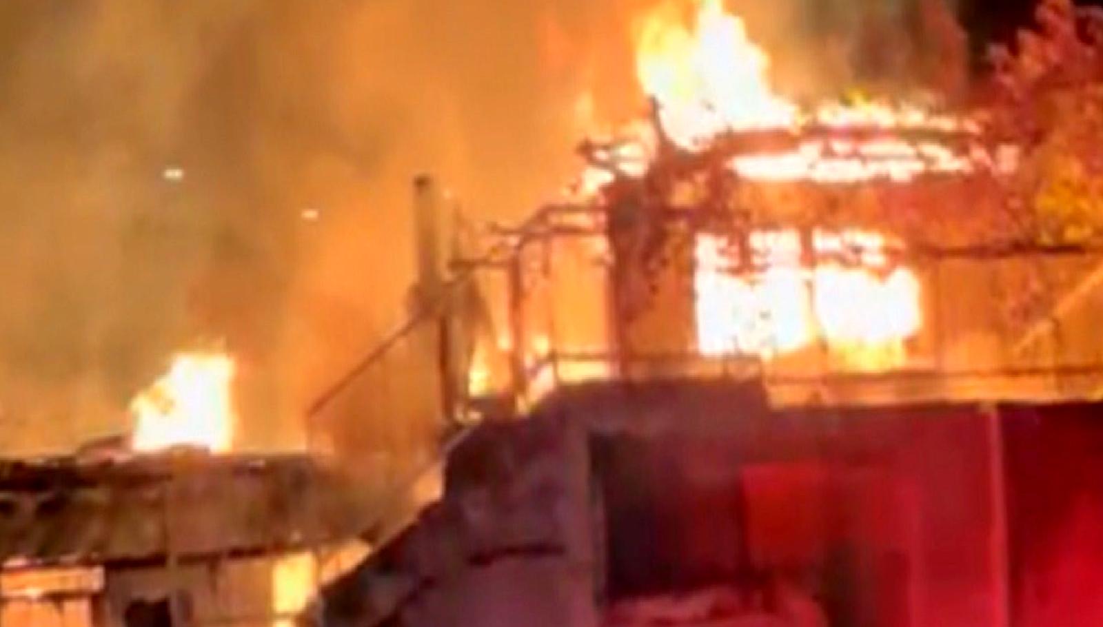 Dere Mahallesi'nde meydana gelen yangın, bir evi kullanılamaz hale getirdi.