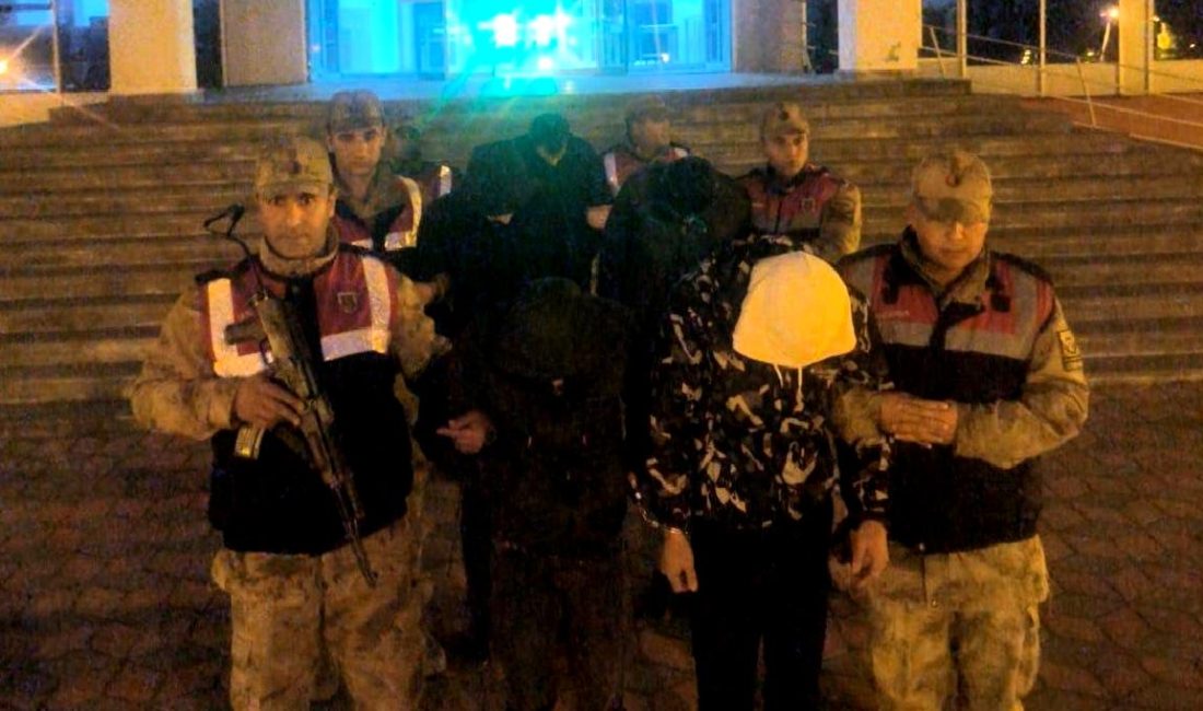 Düzensiz Göçle Mücadele: 6 Göçmen Yakalandı, 5 Şüpheli Tutuklandı Düzensiz göçle mücadele kapsamında 6 göçmen yakalandı ve 5 şüpheli