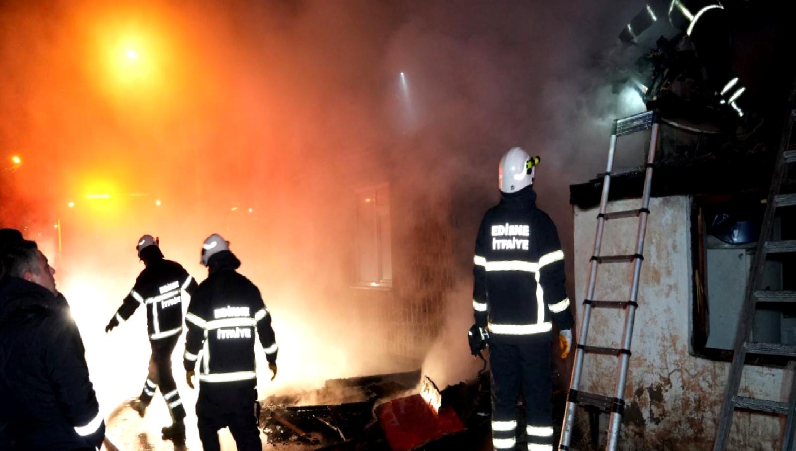 Edirne'de 83 yaşındaki bir kadın, çıkan yangında son anda kurtarıldı.
