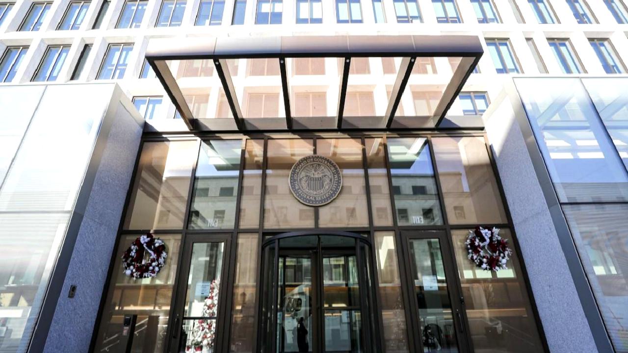 Enflasyonun artışı ve Federal Reserve'in faiz politikaları üzerine kapsamlı değerlendirmeler.