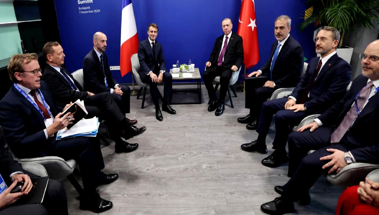 Erdoğan ve Macron, Budapeşte'de kritik bir görüşme gerçekleştirerek uluslararası ilişkilerdeki