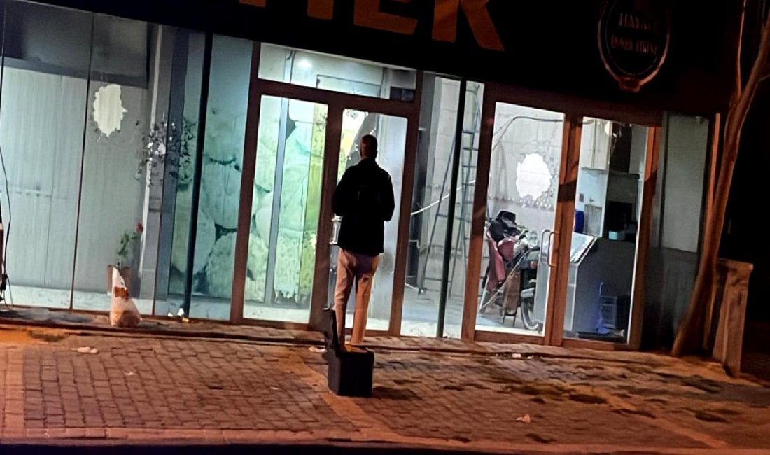 Esentepe Mahallesi’nde Fırına Silahlı Saldırı Esentepe Mahallesi'nde bir fırına düzenlenen silahlı saldırı, bölgedeki halkı endişelendirdi.