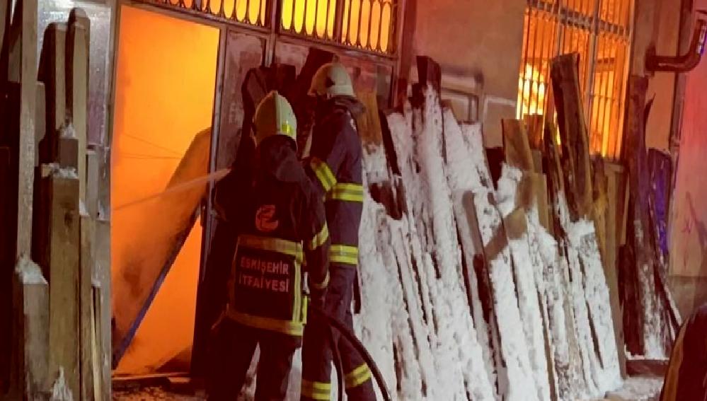 Eskişehir’de Mobilya Atölyesinde Yangın Çıktı Eskişehir'de bir mobilya atölyesinde meydana gelen yangın, çevrede büyük paniğe