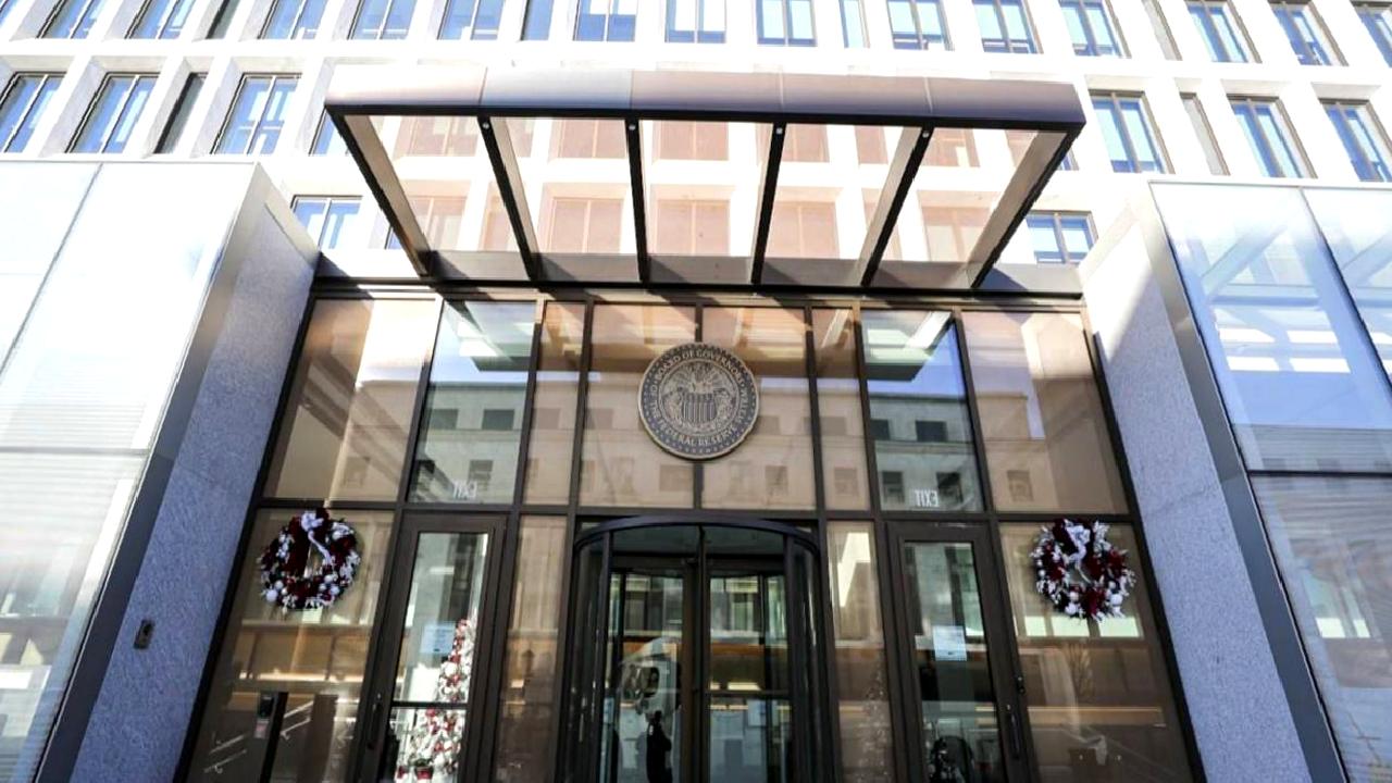 Fed'in FOMC tutanakları, faiz indirimleri ve ekonomik görünüm hakkında önemli