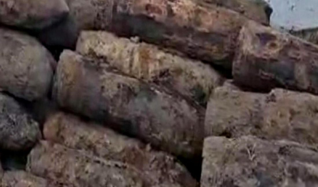 Gelibolu’da Çanakkale Savaşları’na Ait Patlamamış Top Mermileri Bulundu Gelibolu'da gerçekleştirilen kazılarda, Çanakkale Savaşları'na ait patlamamış top mermileri bulundu.