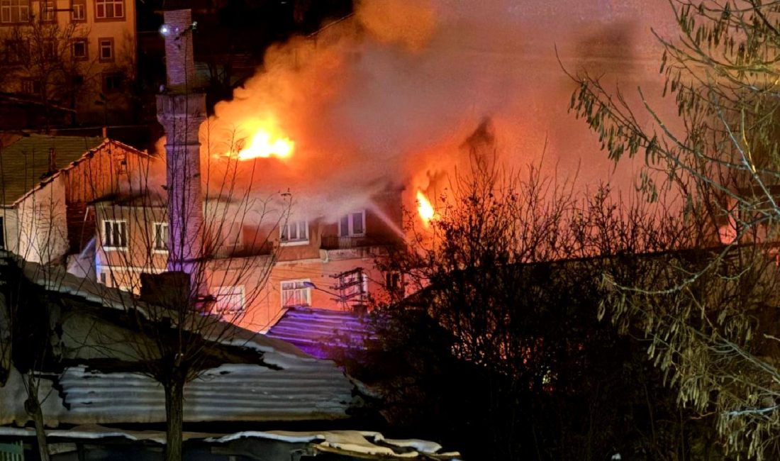 Güdül Sokak’ta İki Bina Alev Alev Yandı Güdül Sokak'ta meydana gelen yangında iki bina alev alev yanarak