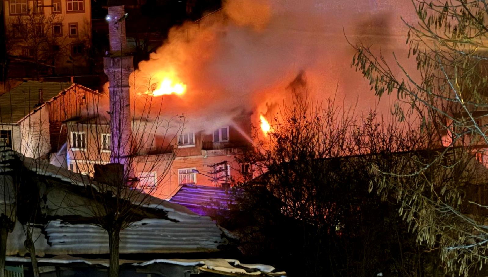 Güdül Sokak'ta meydana gelen yangında iki bina alev alev yanarak