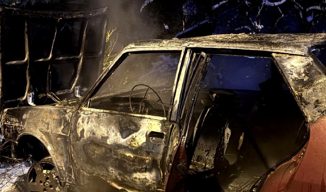Gümüşhane’de Park Halindeki Otomobilde Yangın Çıktı Gümüşhane'de park halindeki bir otomobilde çıkan yangın, çevredeki vatandaşlara panik