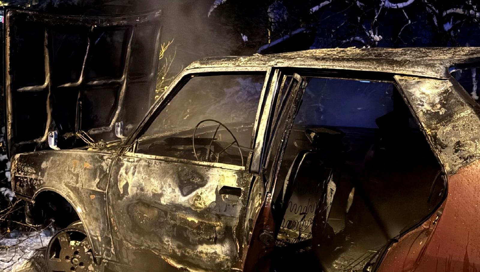 Gümüşhane'de park halindeki bir otomobilde çıkan yangın, çevredeki vatandaşlara panik