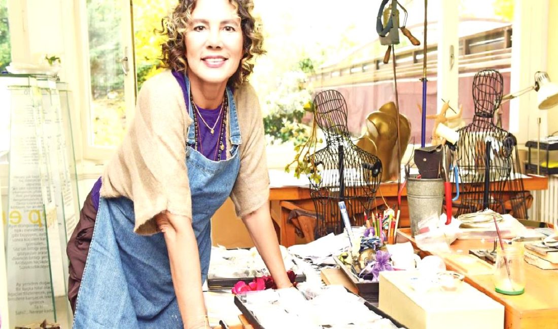 Günay Demirbağ’ın Sanat Yolculuğu ve Yeni Koleksiyonu ‘Tılsım’ Günay Demirbağ'ın sanat yolculuğunu keşfedin. Yeni koleksiyonu 'Tılsım' ile sanatın