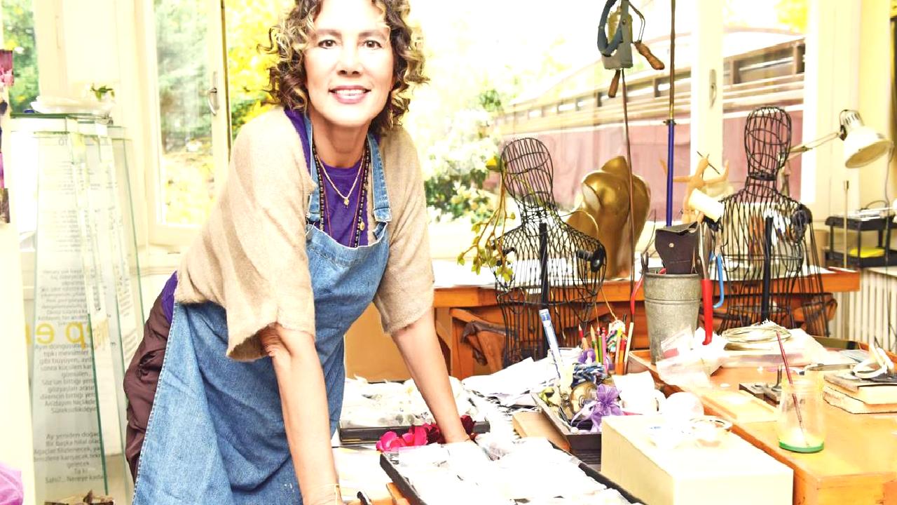 Günay Demirbağ'ın sanat yolculuğunu keşfedin. Yeni koleksiyonu 'Tılsım' ile sanatın