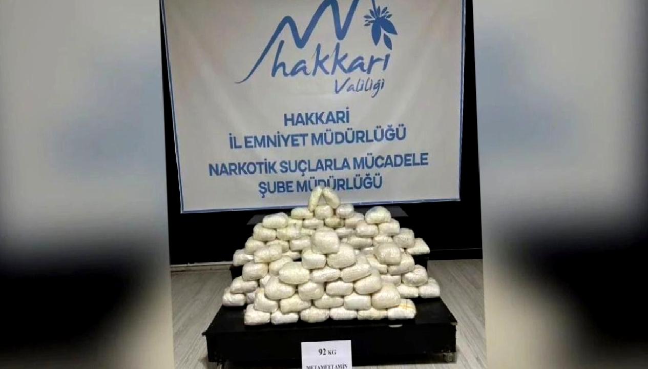 Hakkari'de düzenlenen uyuşturucu operasyonunda 92 kilogram metamfetamin ele geçirildi. Güvenlik
