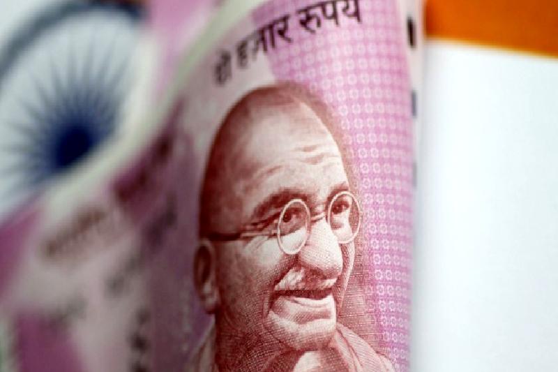 Hindistan Rupisi'nin tarihi düşüşü, döviz riskleri ve yatırım stratejileri üzerine