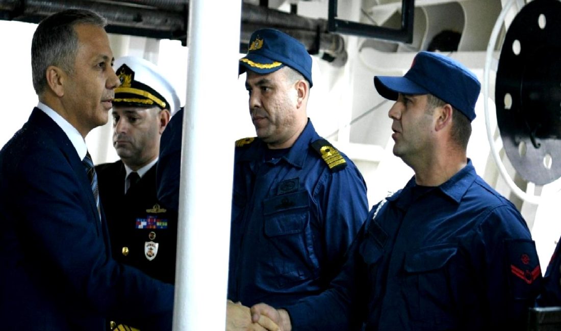 İçişleri Bakanı Ali Yerlikaya, TCSG Umut Gemisi'ni ziyaret ederek deniz