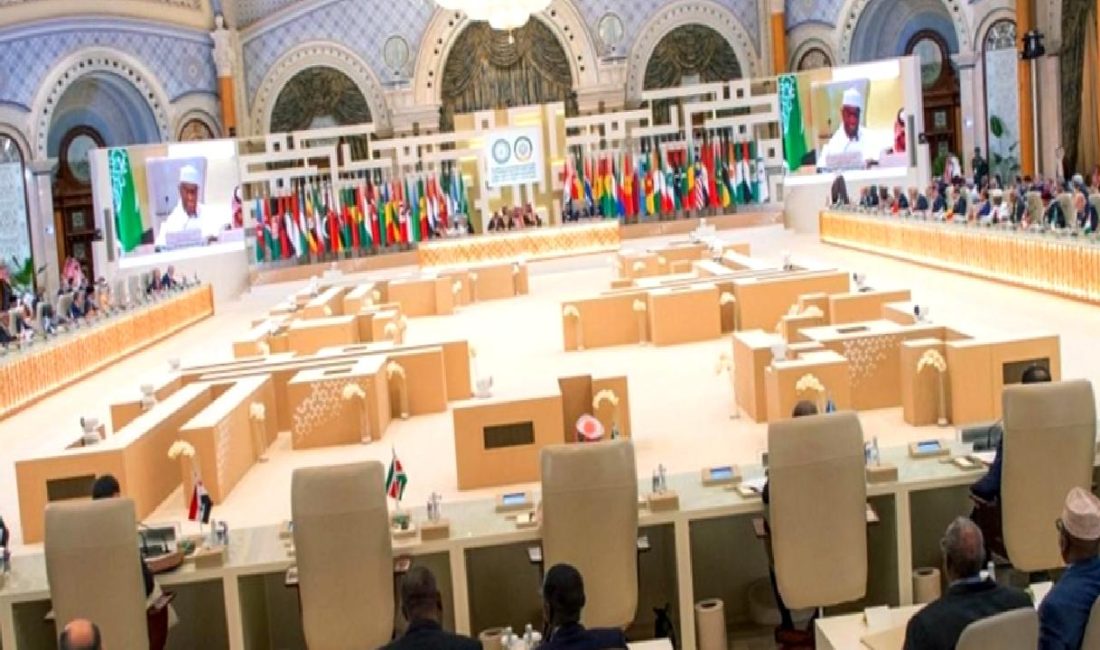 İİT-Arap Birliği Olağanüstü Ortak Zirvesi Sonrası Ortak Bildiri İİT-Arap Birliği Olağanüstü Ortak Zirvesi sonrası yayımlanan ortak bildiri, bölgesel