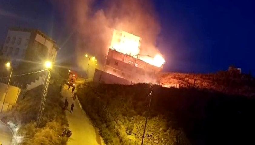 İskenderun’da İnşaat Halinde Yangın İskenderun'da inşaat halindeki bir alanda çıkan yangın, alevlerin hızla yayılmasıyla