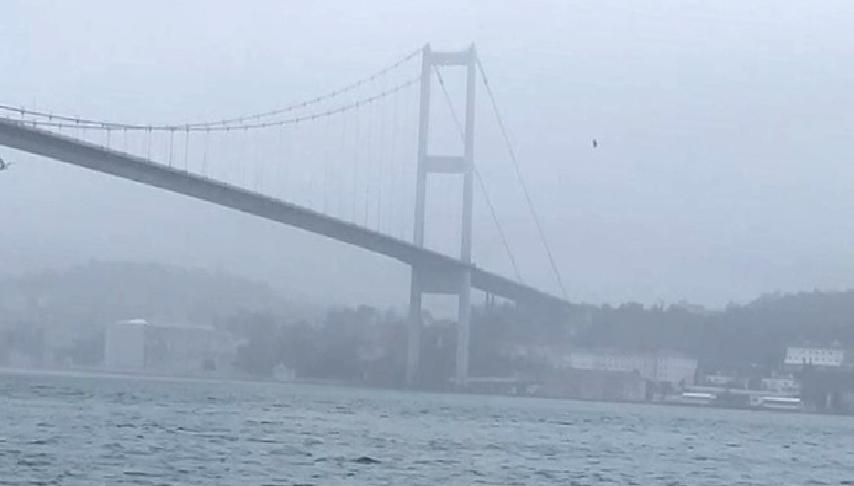 İstanbul Boğazı’nda Gemi Trafiği Geçici Olarak Durduruldu İstanbul Boğazı'nda gemi trafiği, olumsuz hava koşulları nedeniyle geçici olarak