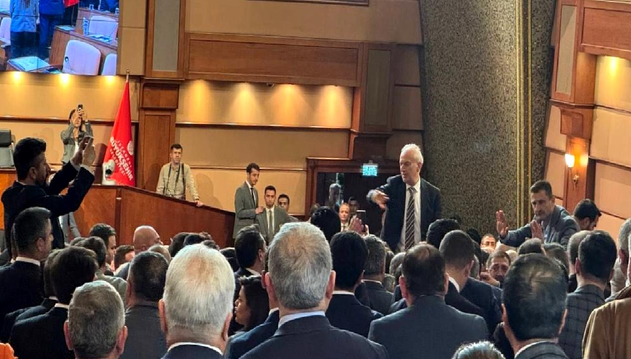 İstanbul Büyükşehir Belediye Meclisi'nin Kasım ayı toplantısında yaşanan gerginlikler, tartışmalar