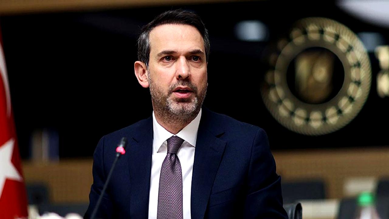 İstanbul Enerji Forumu'nda Bayraktar, enerji politikaları üzerine çarpıcı değerlendirmelerde bulunuyor.