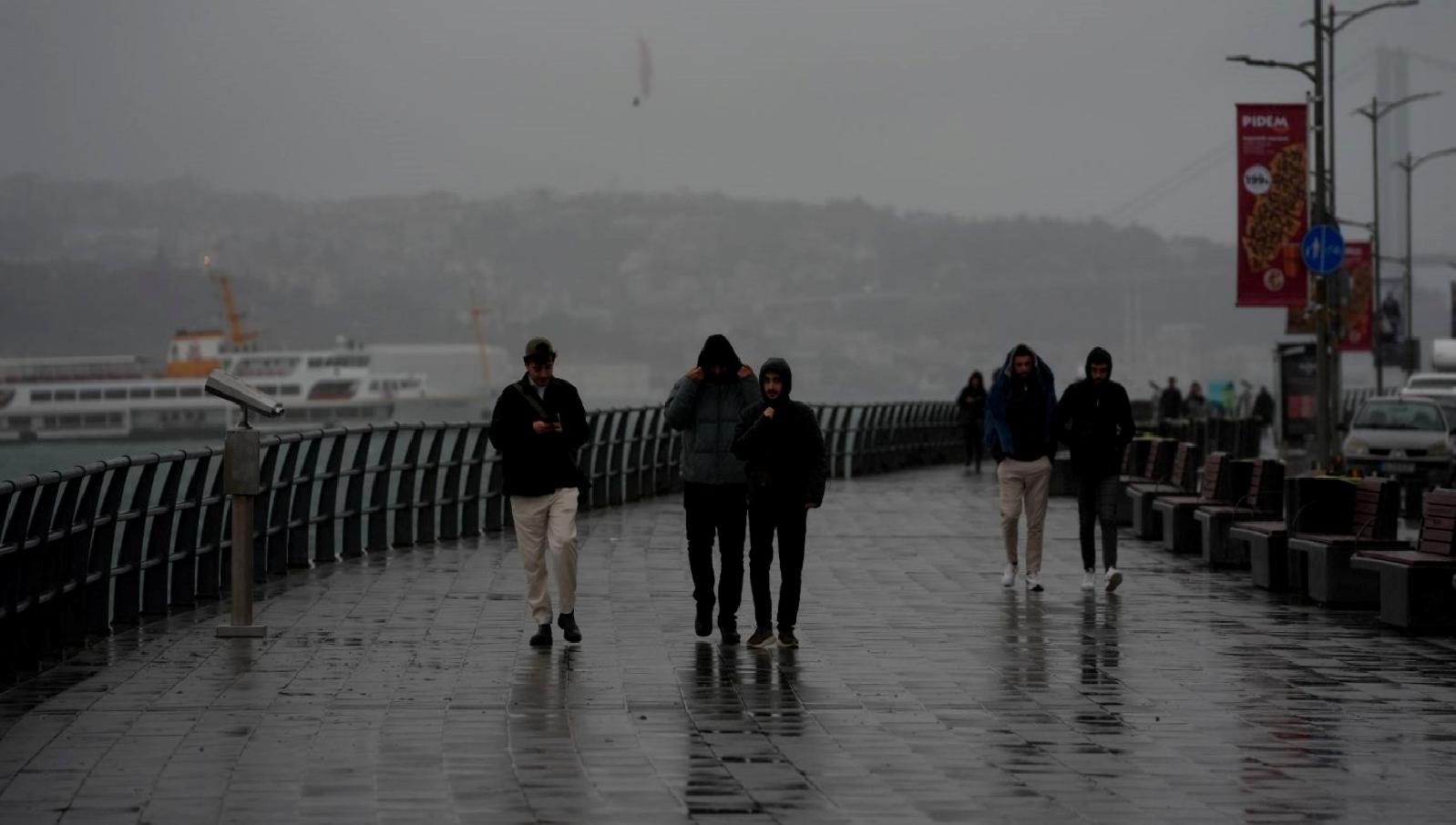 İstanbul'da etkili olan kuvvetli rüzgar, deniz ulaşımını olumsuz etkiledi. Sefer