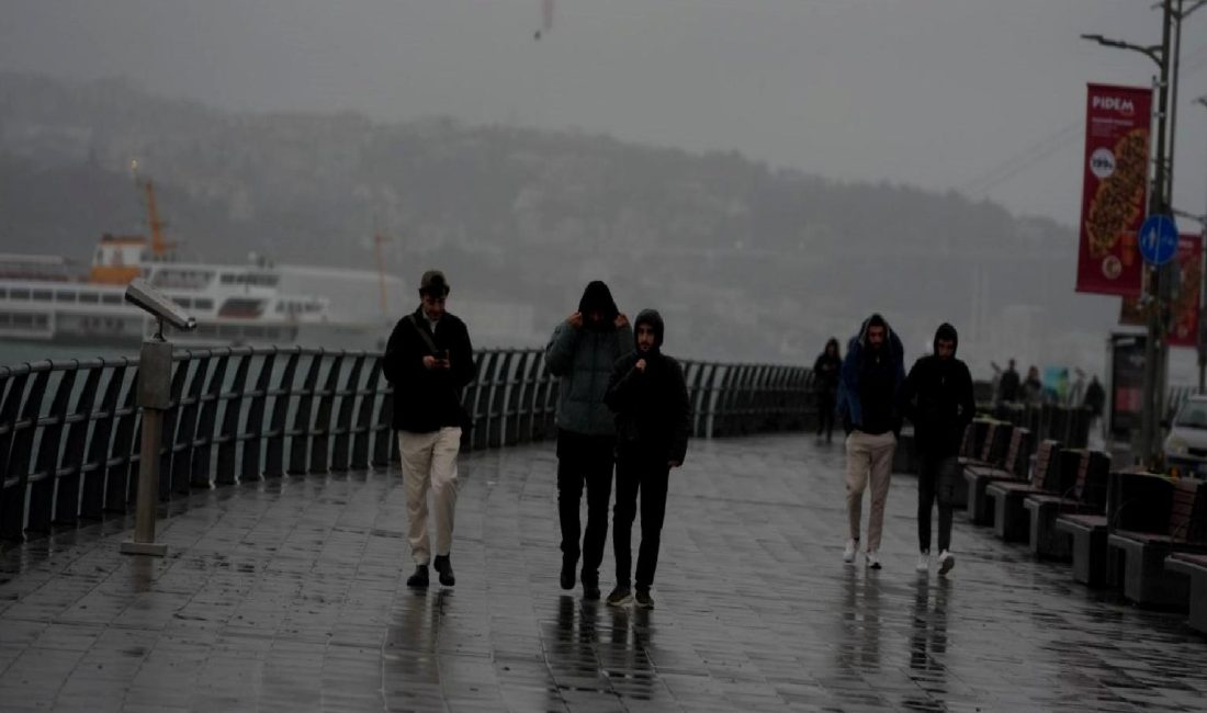 İstanbul’da Kuvvetli Rüzgar Ulaşımı Aksattı İstanbul'da etkili olan kuvvetli rüzgar, ulaşımda aksamalar meydana getirdi. İETT