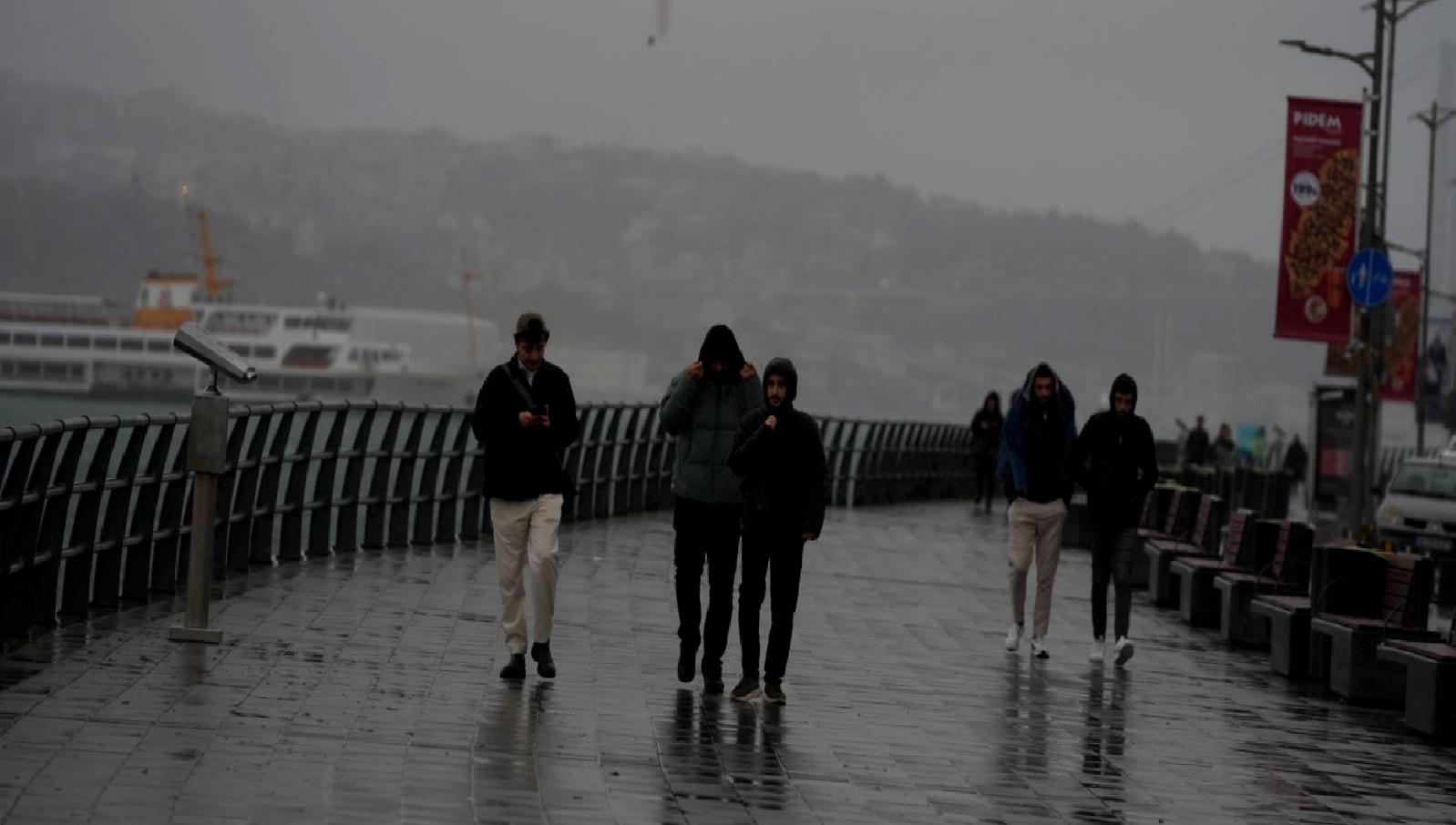 İstanbul'da etkili olan kuvvetli rüzgar, ulaşımda aksamalar meydana getirdi. İETT