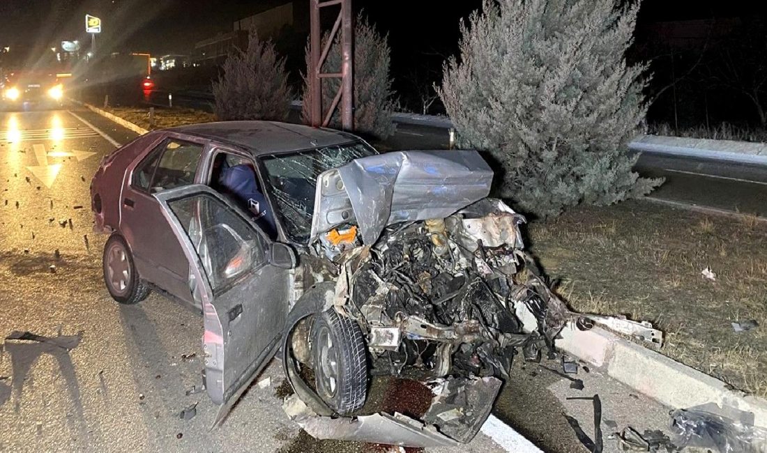 İzmir-Ankara D-300 Karayolu'nda meydana gelen feci kazada 3 kişi yaralandı.