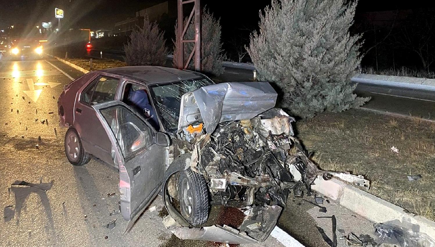 İzmir-Ankara D-300 Karayolu'nda meydana gelen feci kazada 3 kişi yaralandı.