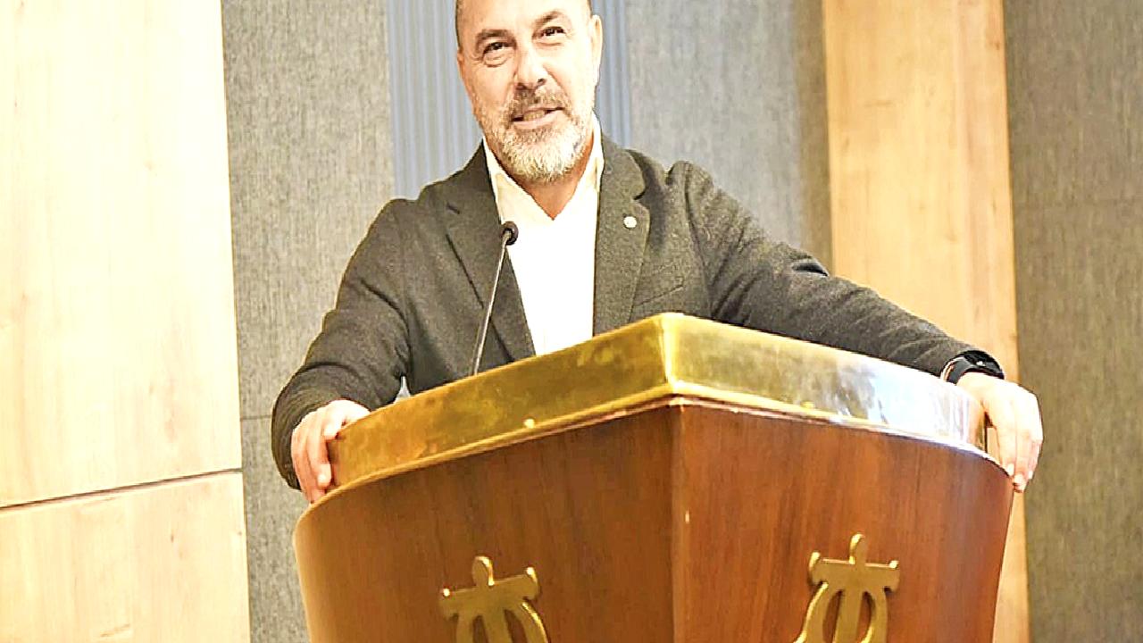 İzmir'deki dış ticaret ve denizcilik sektöründe karşılaşılan zorlukları derinlemesine inceleyin.