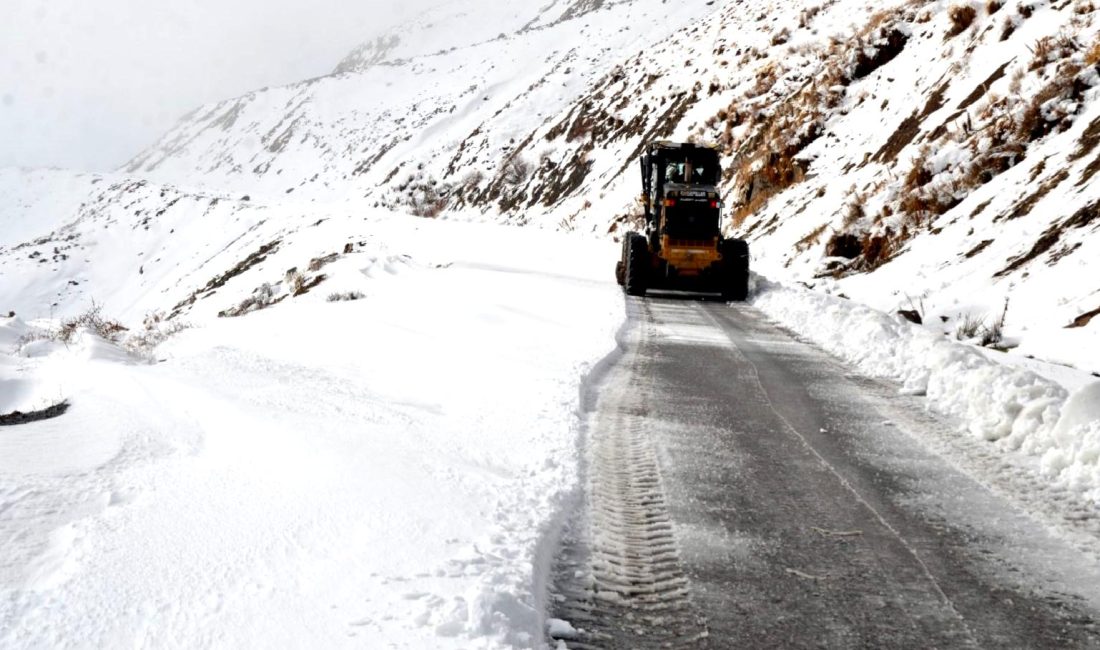Kahramanmaraş'ta etkili olan yoğun kar yağışı, günlük yaşamı olumsuz etkilerken