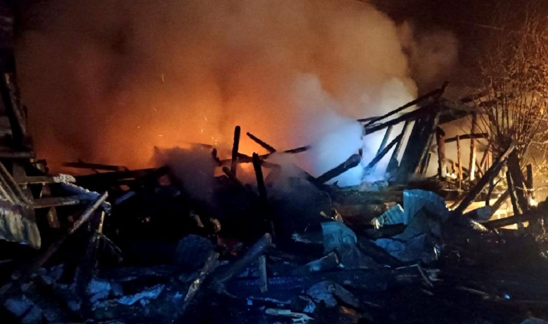 Kastamonu’da Yangın Faciası: 80 Yaşındaki Adam ve Engelli Kardeşi Tehlikede Kastamonu'da meydana gelen yangın faciasında 80 yaşındaki bir adam ve