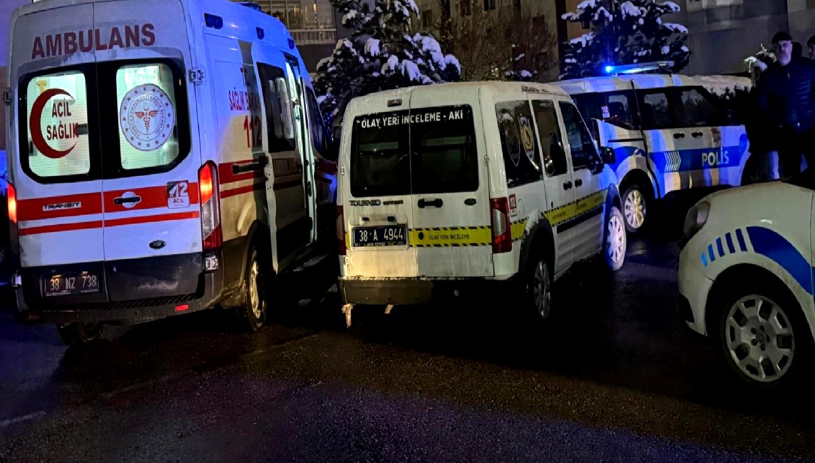 Kayseri'de bir apartman nedeniyle yaşanan tartışma, kanlı bir kavgaya dönüştü.