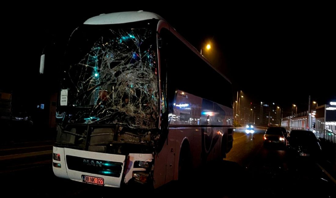 Kayseri'de meydana gelen zincirleme kazada bir otobüs ve TIR çarpıştı.