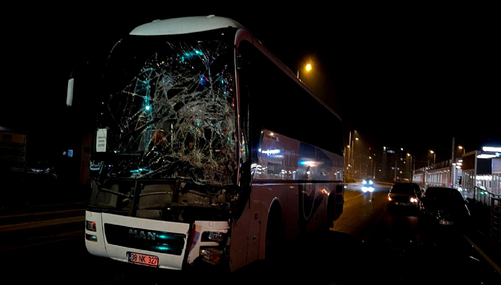 Kayseri'de meydana gelen zincirleme kazada bir otobüs ve TIR çarpıştı.