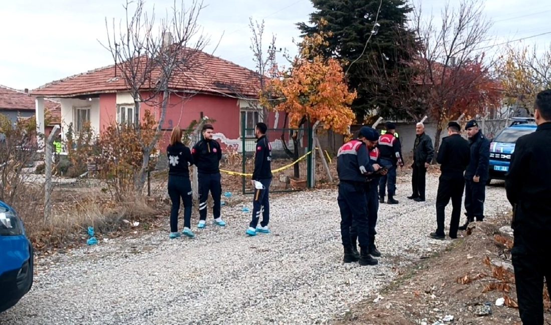 Kırıkkale’de Şizofreni Hastası Aile Bireylerine Saldırdı Kırıkkale'de yaşanan korkunç olayda, şizofreni hastası bir birey, aile üyelerine