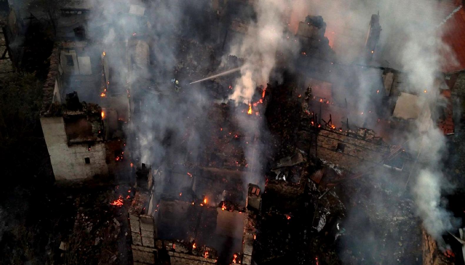 Kızılçukur Köyü'nde çıkan yangın, itfaiye ekiplerinin hızlı müdahalesiyle kontrol altına