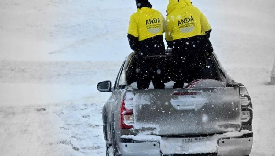 Kızılören Mahallesi'nde etkili kar yağışı nedeniyle mahsur kalan bir çoban,