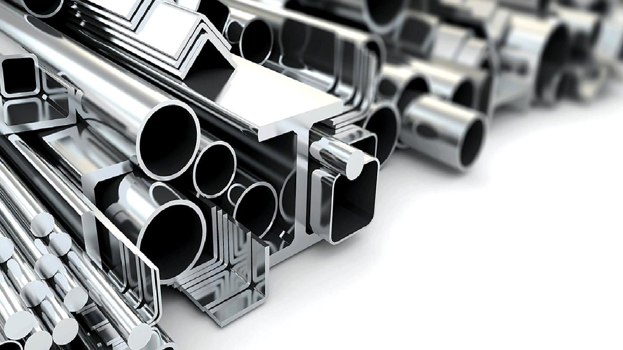 Küresel çelik üretiminin dinamiklerini ve Türkiye'nin 2024 yılı performansını keşfedin.